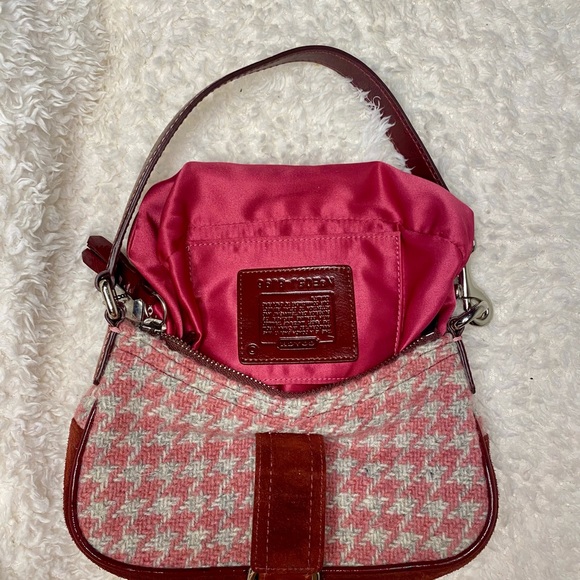 SOLD! ❤️🩷 RARE Vintage Y2K Coach Wool Houndstooth Mini Purse in Pink & Red ❤️🩷 - Picture 4 of 8